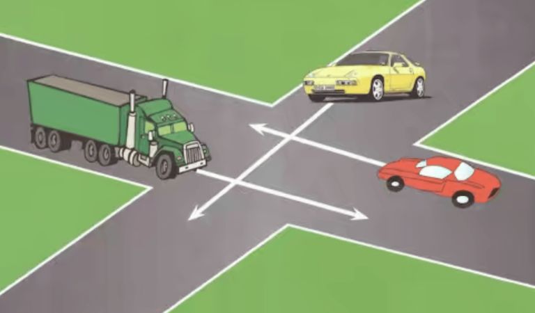 كروازمة مول ليمن يدوز : يدوز الكاميو ليمن ديالو خاوي تبعو السيارة الصفراء ثم تمشي أخيرا السيارة الحمراء