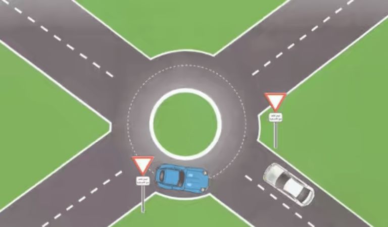 انتباه عالمة ليس لكم حق االسبقية : االسبقة للي دخل الرمبوا تدوز السيارة الزرقاء تخوى الرمبوا عاد تدوز السيارة البيضاء