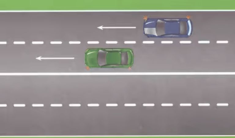 مسموح التجاوز على اليمين للسيارة الزرقاء اذا كانت السيارة الخضراء كتعلن على تغيير االتجاه الى الجهة اليسرى والمساحة كافية للضوبلاج