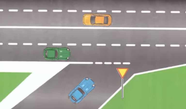 انتباه الصغيرة فالكبيرة فى الدخلة ديال الطريق السيار: السيارة الزرقاء تنقص من السرعة وتشد ليمن ديالها وتعطي الأسبقية للسيارة الخضراء للي في الطريق الكبيرة