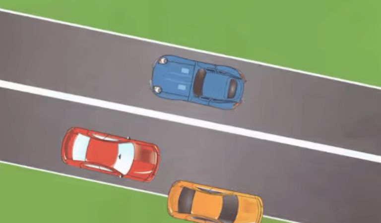 السيارة الصفراء موقفاش مزيان خاصها تطلع لبيست حيث يمكن تعرقل حركة السير